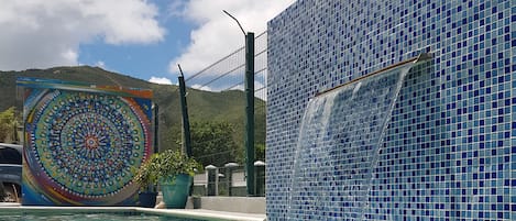 Una piscina al aire libre, una piscina climatizada