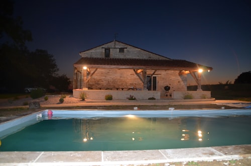 Grande maison 230m², 16 pers, piscine privée et chauffée, 6000m² à la campagne