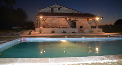 Grande maison 230mÂČ, 16 pers, piscine privĂ©e et chauffĂ©e, 6000mÂČ Ă la campagne
