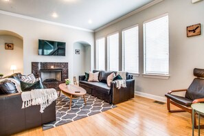 TV, Netflix, Hulu, streaming services - Grand Oak Lawn Town Home (Dallas)