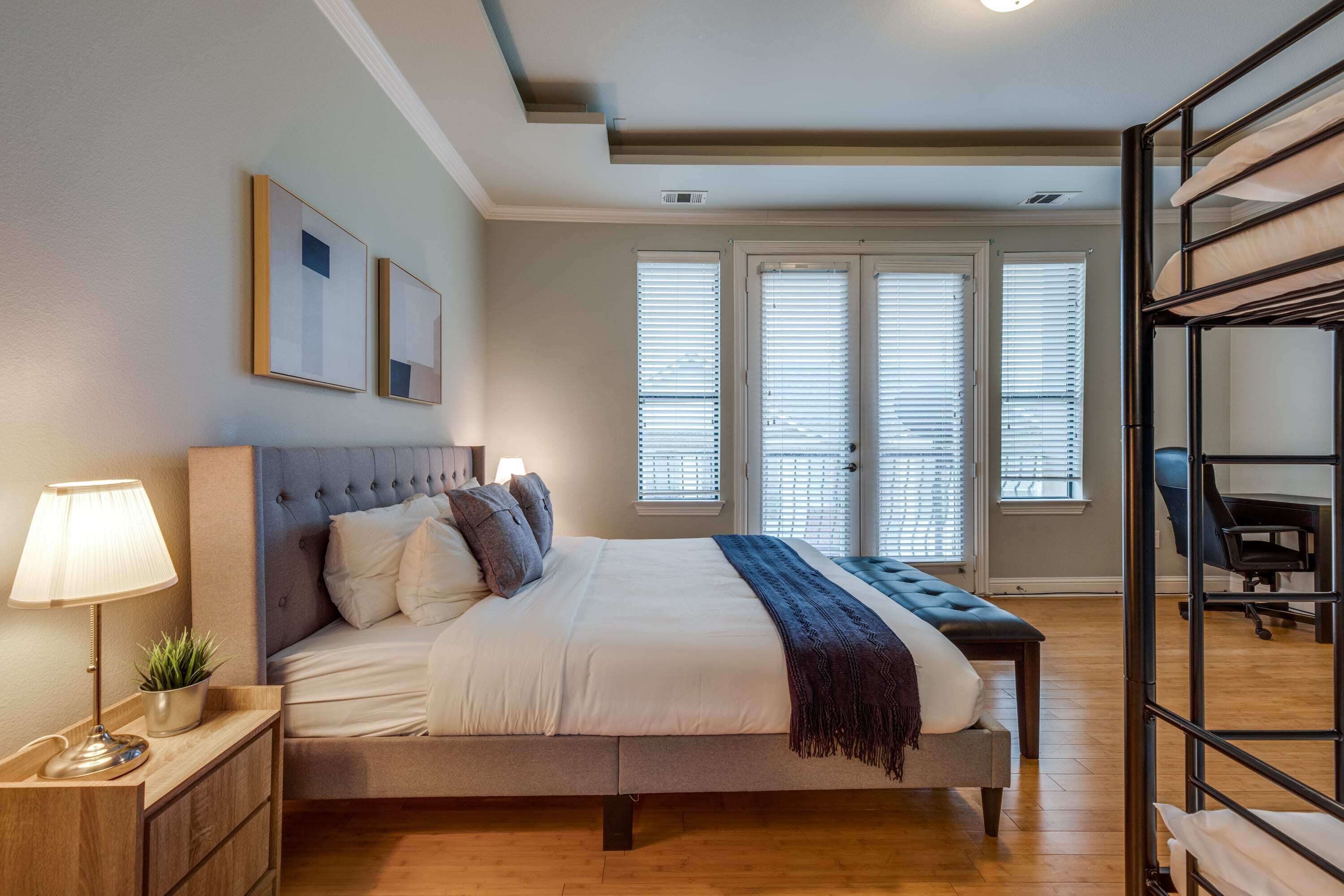 3 bedrooms, laptop workspace, iron/ironing board, free WiFi