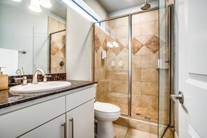 Baignoire, articles de toilette (gratuits), serviettes fournies, savon