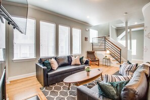 TV, Netflix, Hulu, streaming services - Grand Oak Lawn Town Home (Dallas)