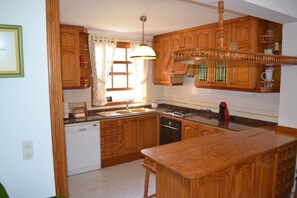 Réfrigérateur, micro-ondes, plaque de cuisson, lave-vaisselle