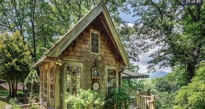 Badger's Den- Cozy Treetop Studio
