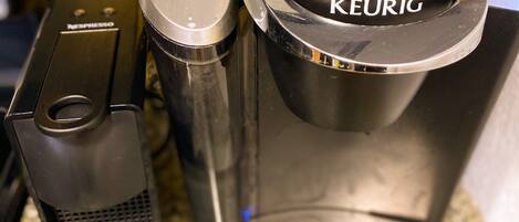 Eine Kaffeemaschine von Keurig mit Kapselhalter und Tropfschale auf einer Granitarbeitsplatte.