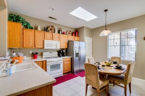 R éfrigérateur, micro-ondes, four, plaque de cuisson