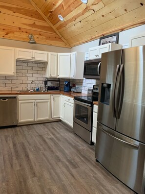 Fridge, microwave, oven, stovetop - .5 mile to the nearest boat ramp (Whitney)