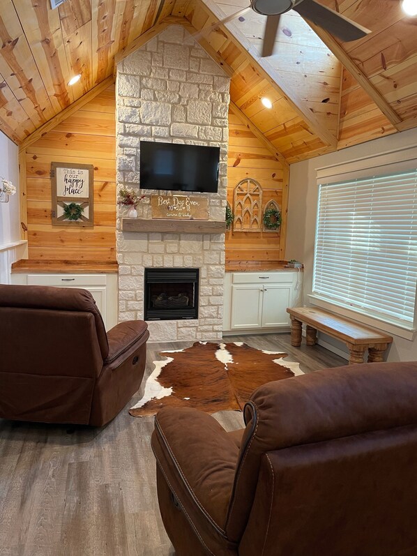 TV, fireplace - .5 mile to the nearest boat ramp (Whitney)