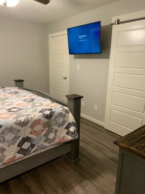 2 bedrooms, WiFi, bed sheets - .5 mile to the nearest boat ramp (Whitney)