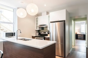 Réfrigérateur, four à micro-ondes, un four, surface de cuisson