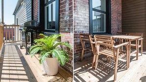 Eine Holzterrasse mit Grill und Blumentopf, sowie ein Patio mit Holzmöbeln.