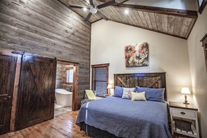 3 bedrooms, iron/ironing board, free WiFi, bed sheets - Lucky Rooster 3BD/3BA Sleeps 13/NEW Slides/Separate Game Room/Pool Table/Firepit (Broken Bow)