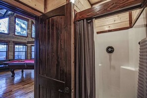 Eine Holztür, durch ein offenes Fenster ist ein Billardtisch zu sehen.