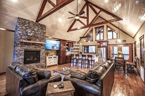 Lucky Rooster 3BD/3BA Sleeps 13/NEW Slides/Separate Game Room/Pool Table/Firepit