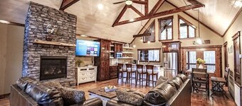 Lucky Rooster 3BD/3BA Sleeps 13/NEW Slides/Separate Game Room/Pool Table/Firepit