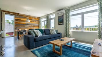 Televisión y chimenea