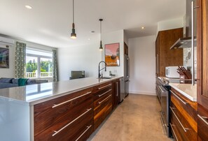 Réfrigérateur, four à micro-ondes, un four, surface de cuisson