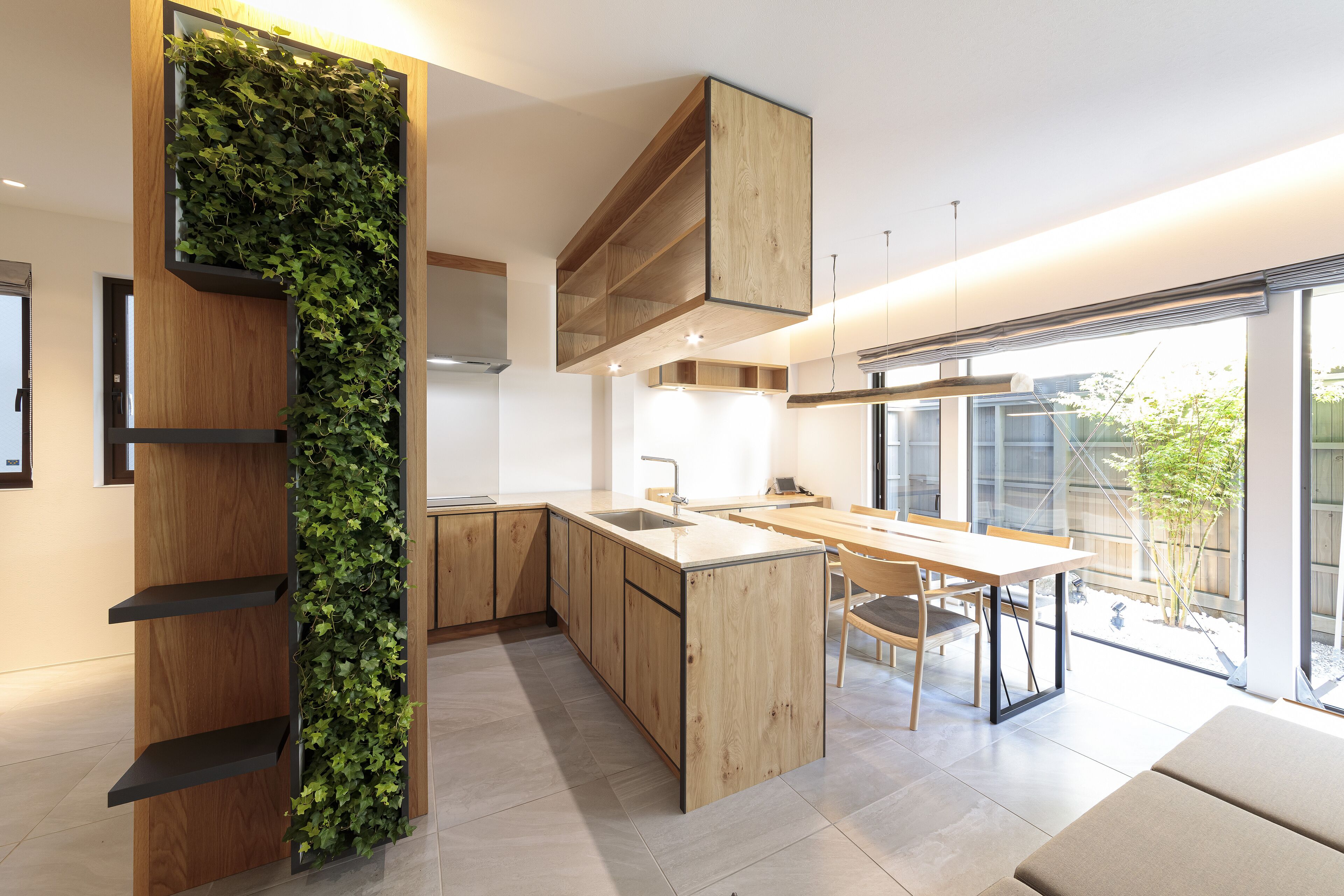 Deluxe-huone, 2 makuuhuonetta, tupakointi kielletty (R111) | Yksityinen keittiö | Täysikokoinen jääkaappi, mikroaaltouuni, astianpesukone, vedenkeitin