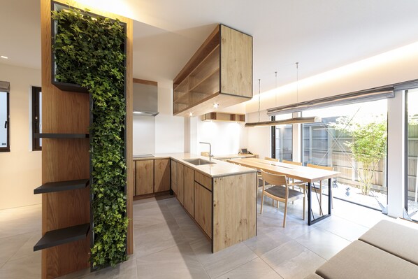 Habitación Deluxe, 2 habitaciones, no fumadores (R111) | Cocina privada | Frigorífico grande, microondas, lavavajillas y hervidor eléctrico