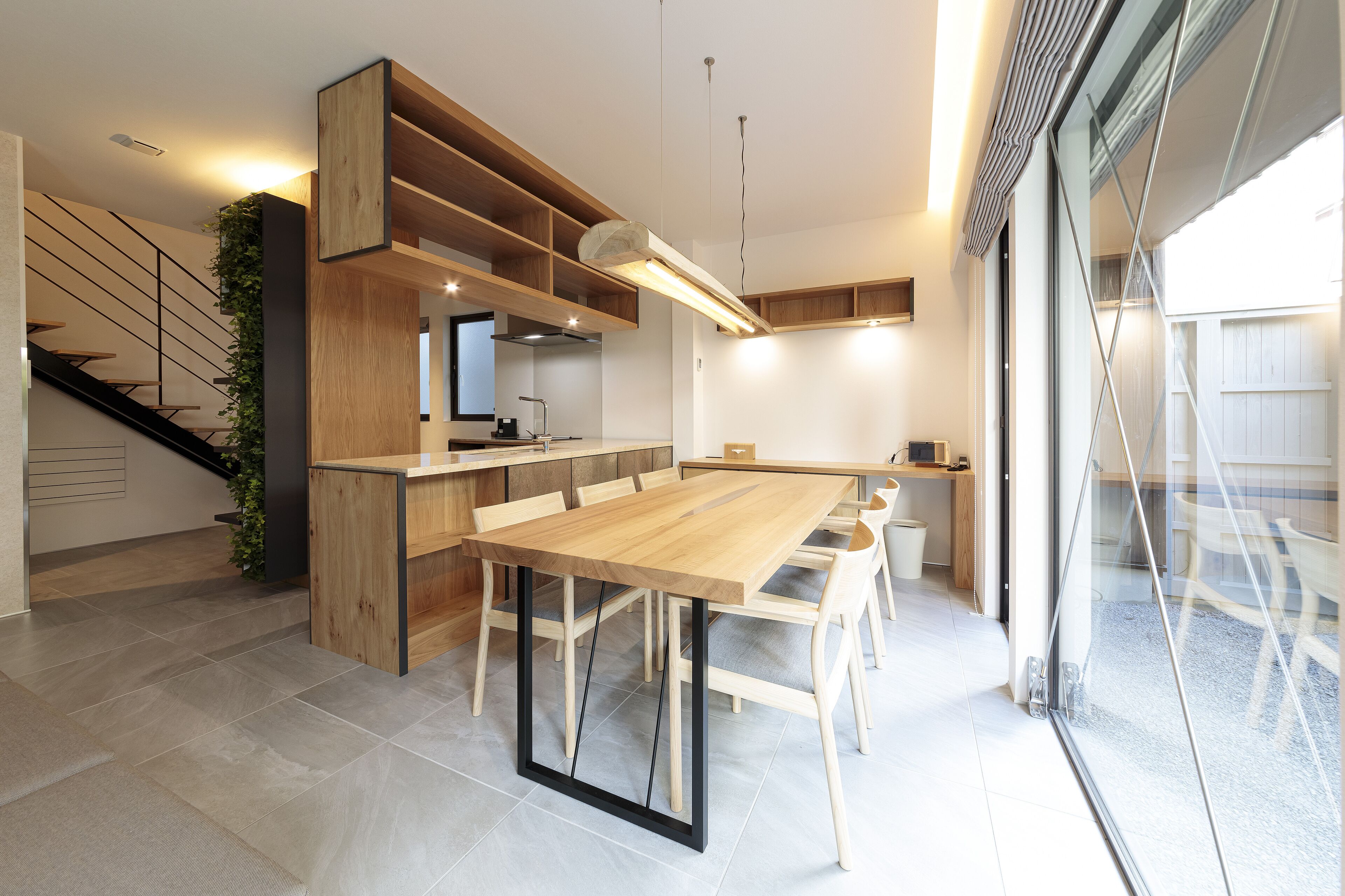 Deluxe Room R111 (2 Bedrooms) Non Smoking | Dining room