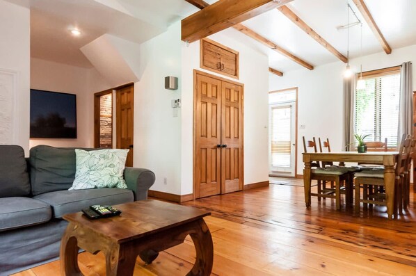 TV, DVD player - Le Tierra - Private Parking & Huge Backyard (Montréal)