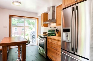 Fridge, microwave, oven, stovetop - Le Tierra - Private Parking & Huge Backyard (Montréal)