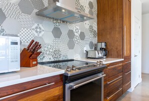 Réfrigérateur, four à micro-ondes, un four, surface de cuisson