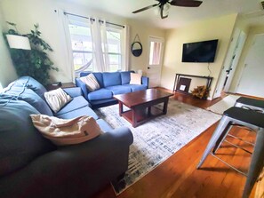 Smart TV, ping pong, stereo