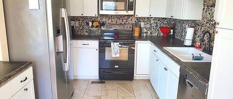 Kühlschrank, Mikrowelle, Ofen, Herdplatte