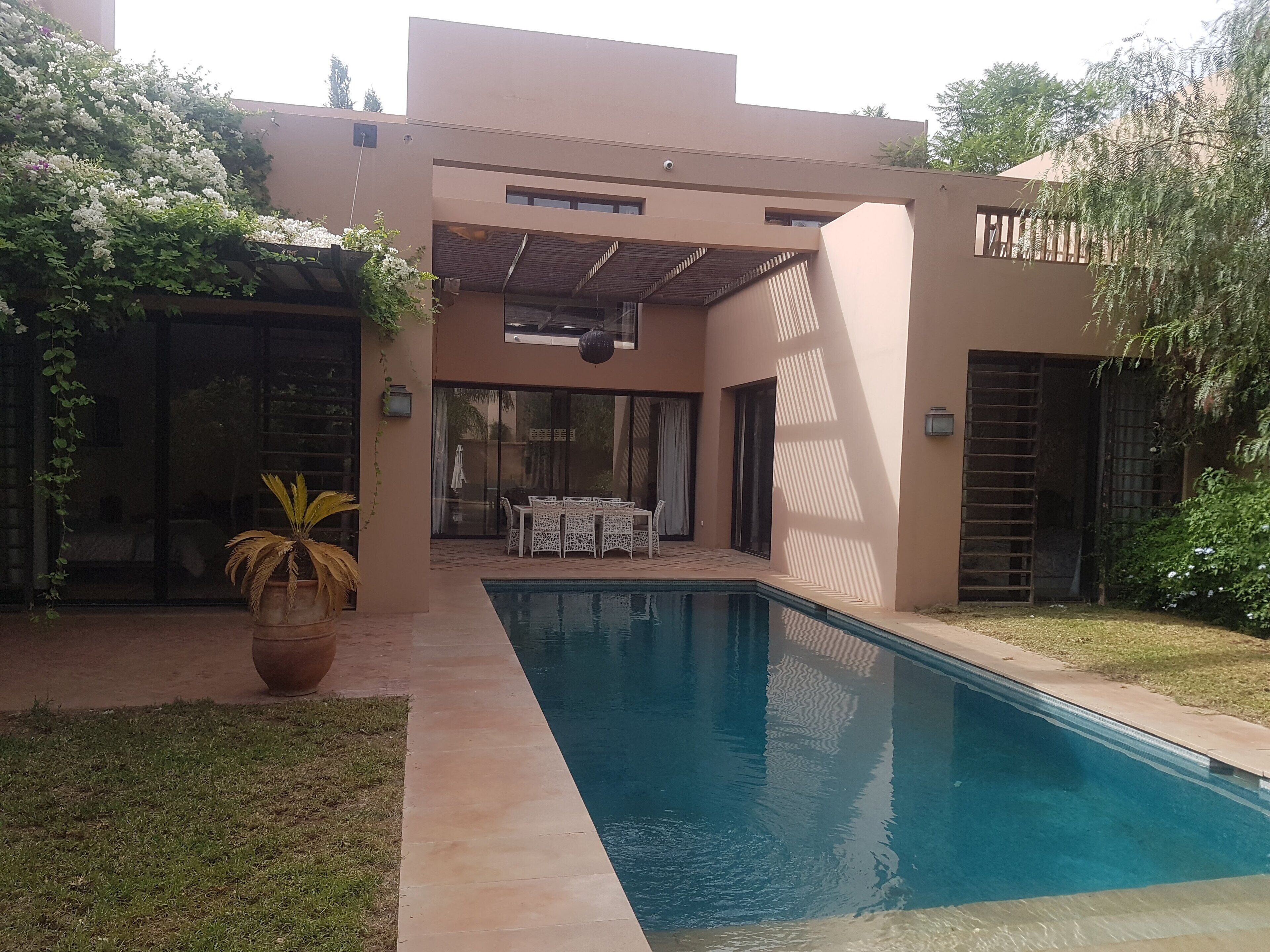 Alberca techada y alberca al aire libre