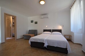 Free WiFi, bed sheets