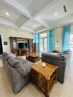 تلفزيون ذكي، ألعاب فيديو، مشغل دي في دي، كرة قدم الطاولة