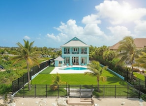 Exterior - Blue Birds Beach House, comfortable beach readaway with a heated pool (Coral Harbour)