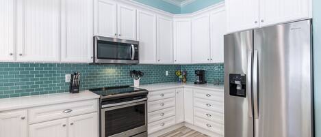 Geladeira, micro-ondas, fogão, cooktop