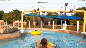 Een waterpark met een waterglijbaan en opblaasbare tubes.