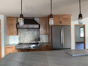 Fridge, microwave, oven, stovetop - Lovely Lake Winnebago beachfront home, EAA, Packers, water activities, skiing (Neenah)