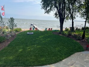 Property grounds - Lovely Lake Winnebago beachfront home, EAA, Packers, water activities, skiing (Neenah)