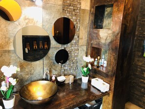 Combined shower/tub, hair dryer, towels, toilet paper - A vacation in paradise (La Manzanilla)