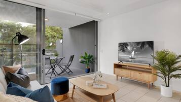 Two Bedroom Apartment With Parking | Living area