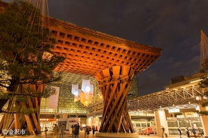 Un edificio moderno con una estructura de madera única y fachada de vidrio.