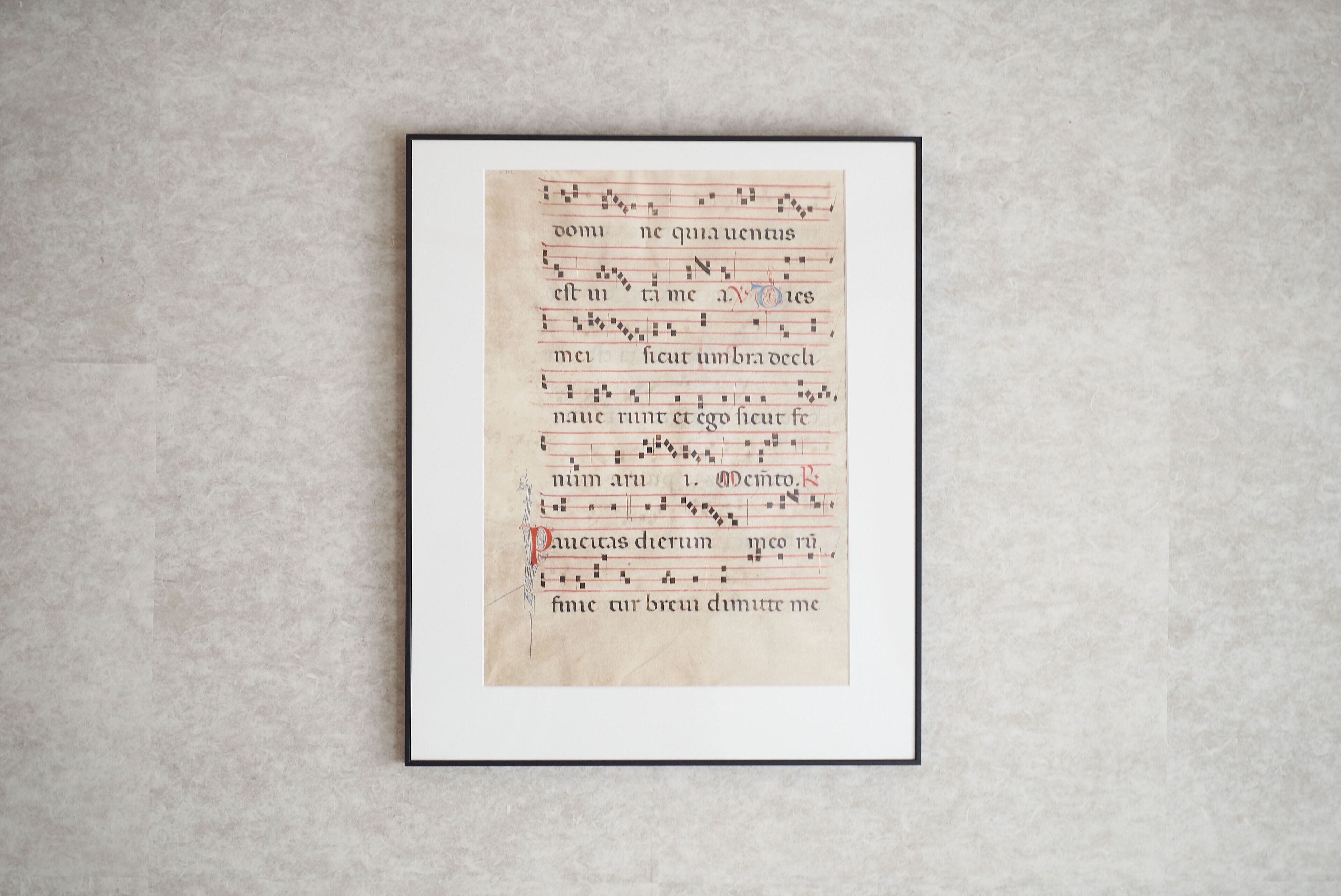 Una partitura enmarcada con notaciones musicales y letra.