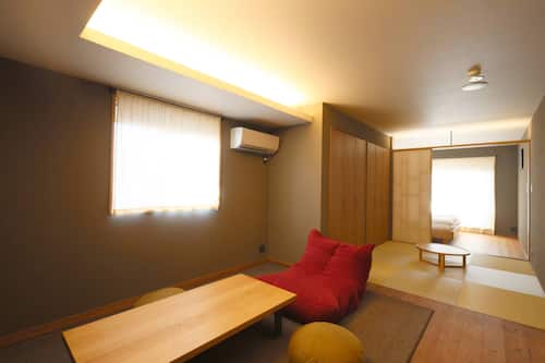 Premium bedding, desk, iron/ironing board, free WiFi