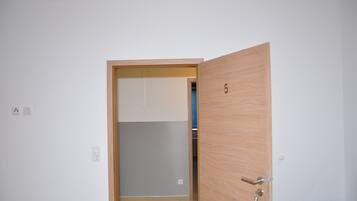 Economy Twin Room, Shared Bathroom (Nr. 5) | Room amenity