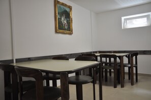 Breakfast area - Weisenau Plaza (Mainz)