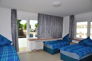 Economy Quadruple Room, Shared Bathroom (Nr. 8) | Free WiFi, bed sheets