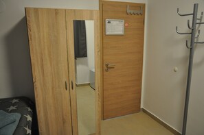 Economy Twin Room, Shared Bathroom (Nr. 2) | Free WiFi, bed sheets