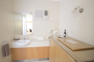 Minibar, tabla de planchar con plancha, wifi gratis y ropa de cama