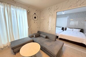 [Renewal (Max 13people)]4LDK (100m2)/8Beds/BBQ/Parking2CarsOK/Onna3H | Living area