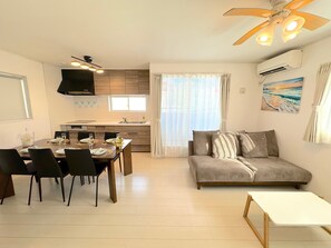 Villa Confort (B) | Aire de séjour | Téléviseur à écran plat